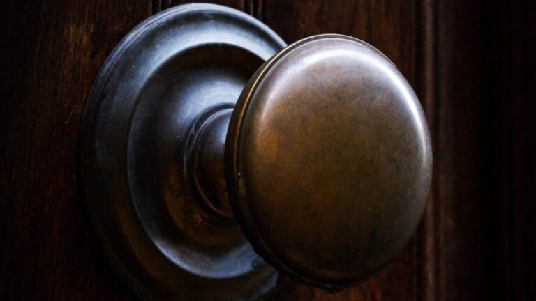 How to Replace a Doorknob and Deadlock